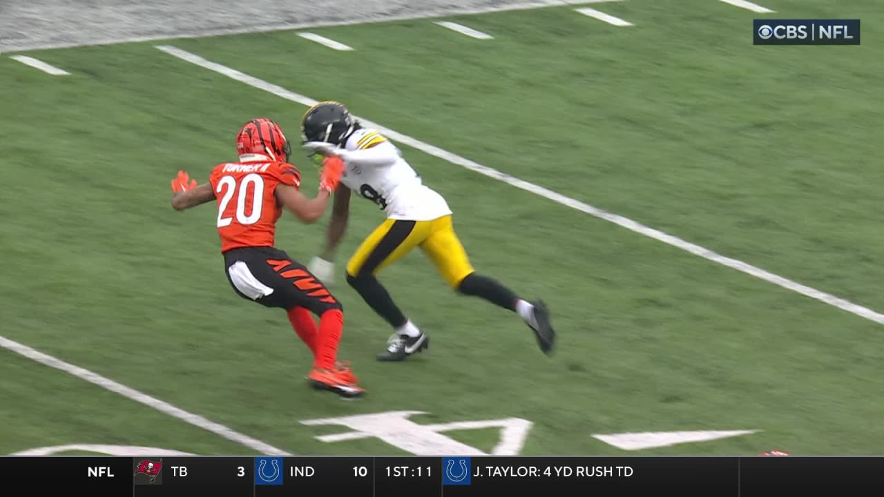 Pittsburgh Steelers quarterback Kenny Pickett uncorks 39yard launch to