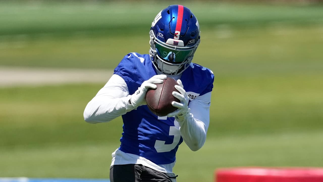 Old-school OBJ? Giants WR makes one-handed catch at practice as he battles for roster spot