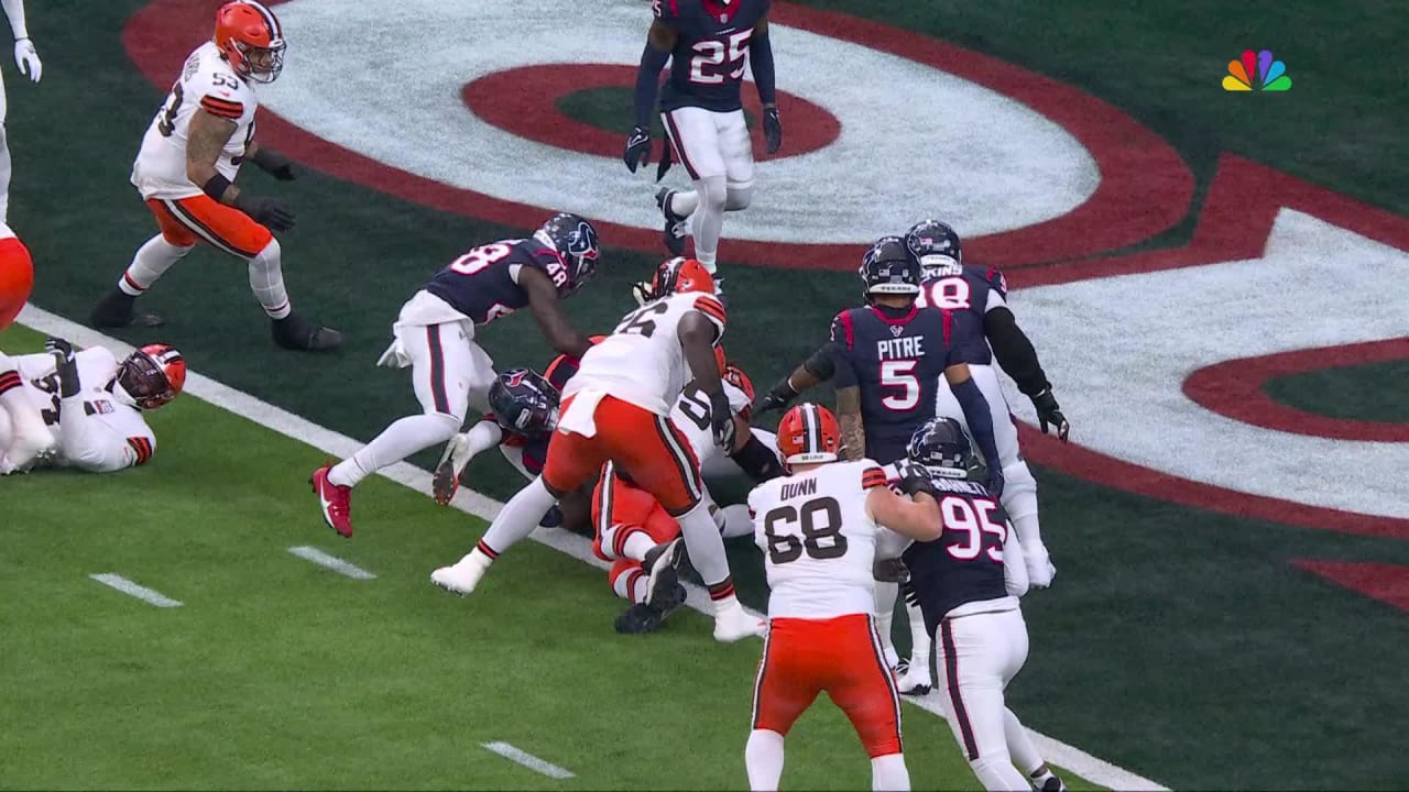 Cleveland Browns running back Kareem Hunt goes airborne to give Browns