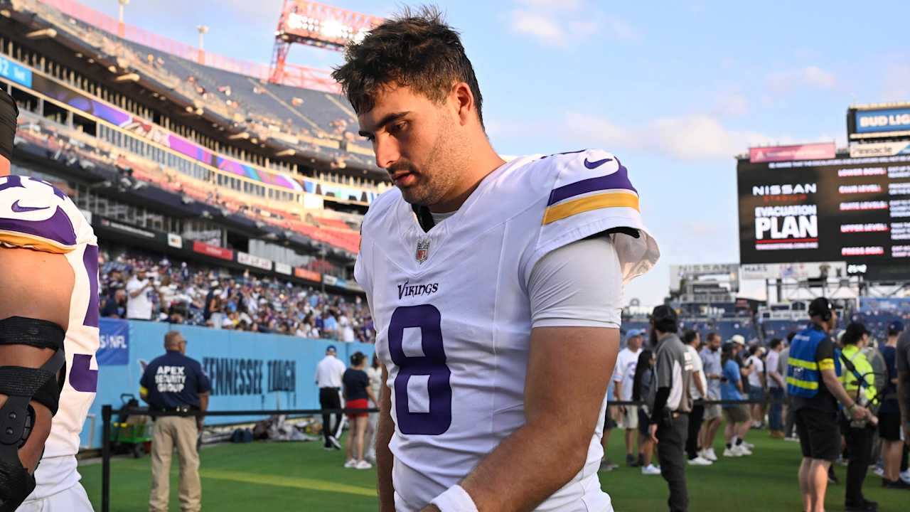 Vikings trade QB Sam Howell to Eagles, sign QB Carson Wentz