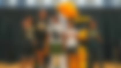 Pittsburgh Steelers linebacker Alex Highsmith (56) participates in the back to school distribution of book bags, school supplies, books, haircuts and more on Thursday, Aug. 14, 2025 in Homestead, PA. (Josh Veon/ Pittsburgh Steelers)