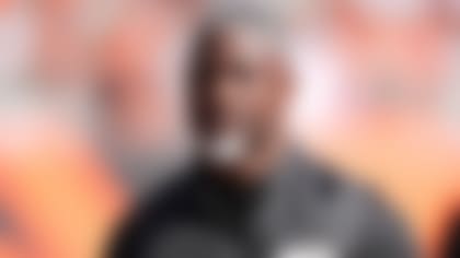 New York Jets head coach Aaron Glenn walks off the field at the halftime break in an NFL football game against the Cincinnati Bengals, Sunday, Oct. 26, 2025, in Cincinnati. (AP Photo/Joshua A. Bickel)