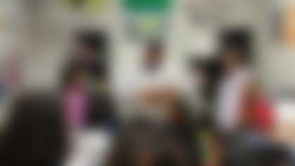 12.05.22_Weintrob_A7IV_Seahawks_UchennaNwosuReadingCorner_013