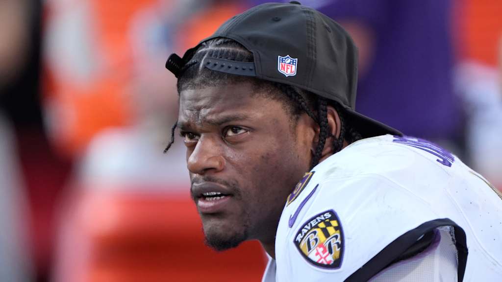 Lamar Jackson hurts hamstring in loss to Chiefs as injuries mount for  reeling Ravens