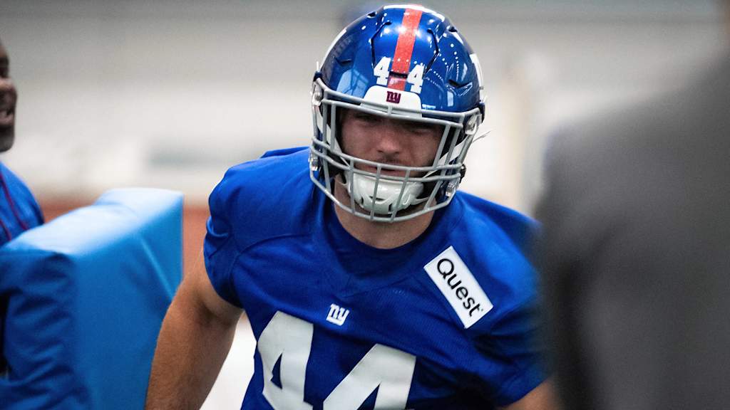 🚨 BREAKING FROM BALTIMORE: After the victory over the Chicago Bears, Baltimore Ravens uarterback Lamar Jackson moved fans across the nation with a gesture of pure class — he skipped the team’s postgame celebration and quietly went to the hospital to visit RB Cam Skattebo Lies in Pain Following His Tackle. In a video now spreading across social media, Jackson can be seen still in his muddy uniform, walking into the hospital room, taking Skattebo ’s hand, and whispering something that brought the Giants player to tears.D