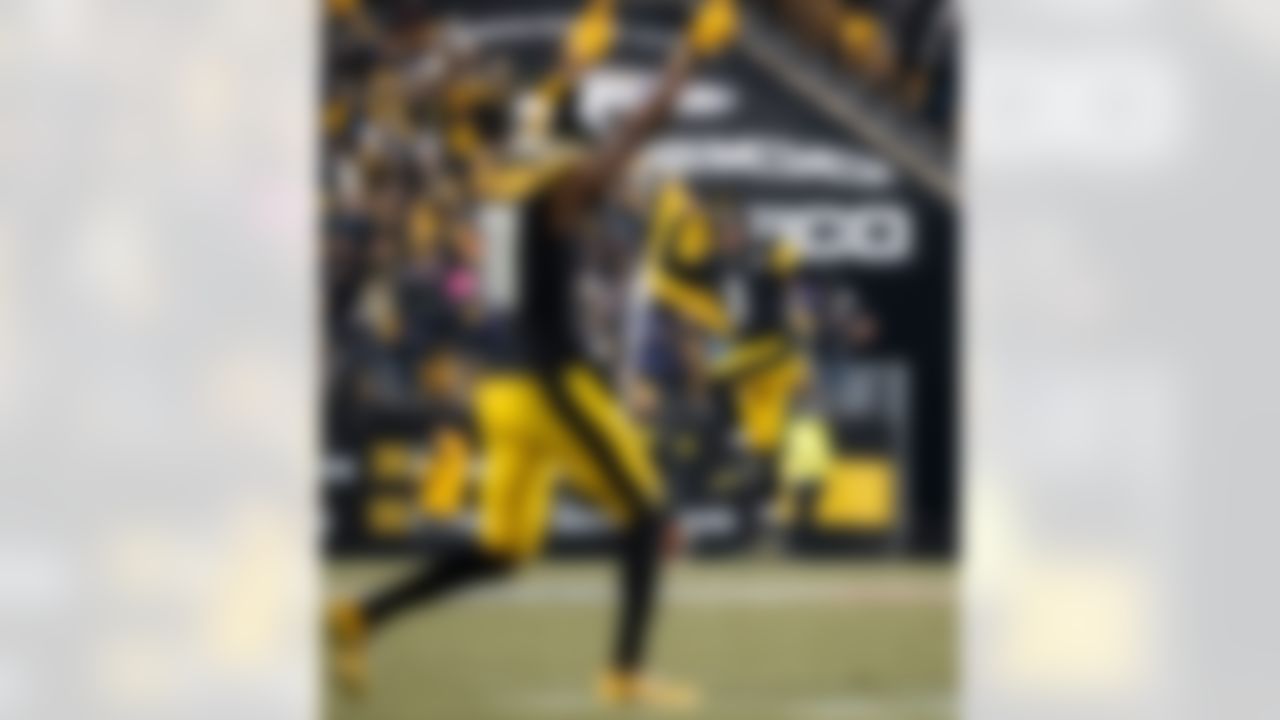 Pittsburgh Steelers quarterback Aaron Rodgers (8) celebrates after a touchdown during an NFL football game against the Baltimore Ravens, Sunday, Jan. 4, 2026, in Pittsburgh.