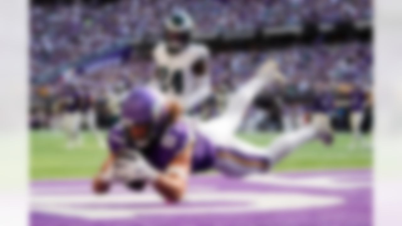 Minnesota Vikings tight end T.J. Hockenson (87) dives to try to catch a pass in the end zone during the second half of an NFL football game against the Philadelphia Eagles, Sunday, Oct. 19, 2025, in Minneapolis.