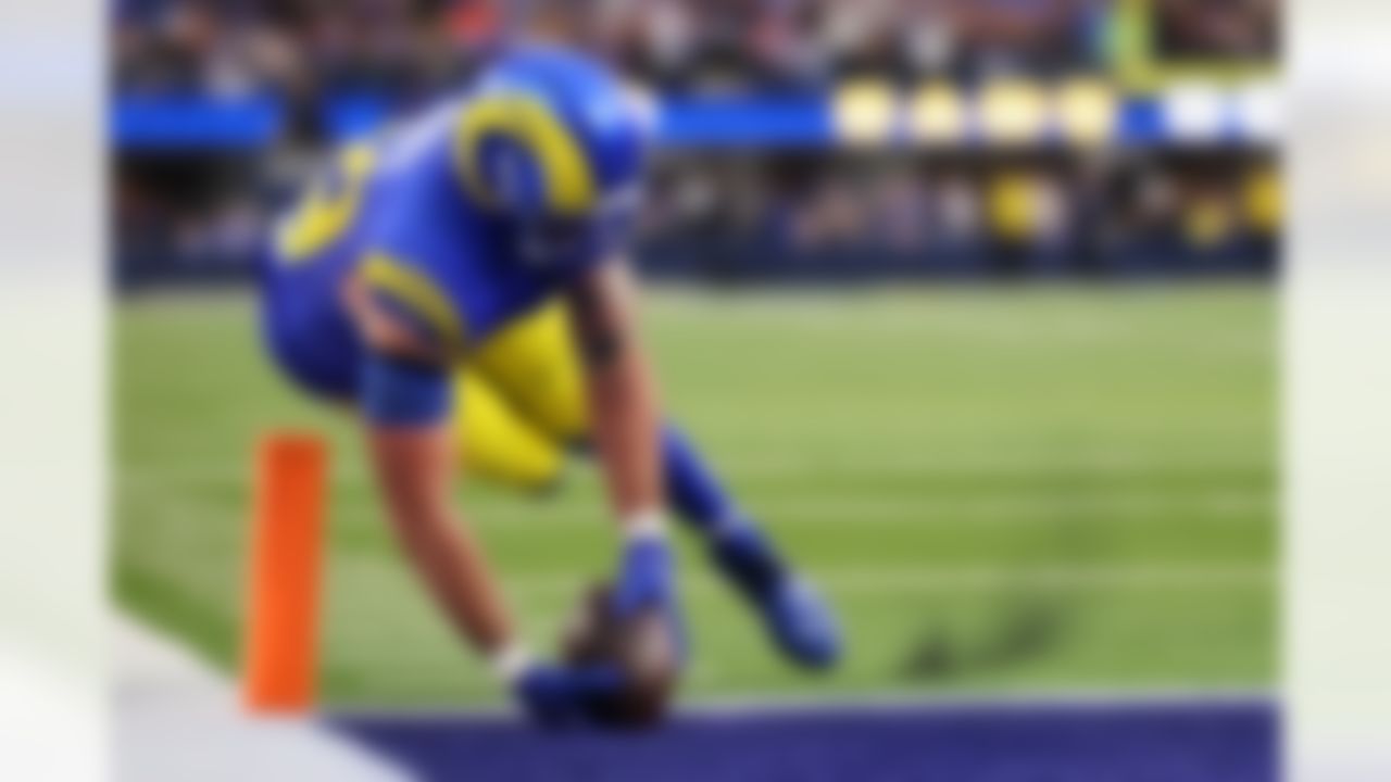 Los Angeles Rams tight end Tyler Higbee (89) scores a touchdown during the second half of an NFL football game against the Arizona Cardinals, Sunday, Jan. 4, 2026, in Inglewood, Calif.