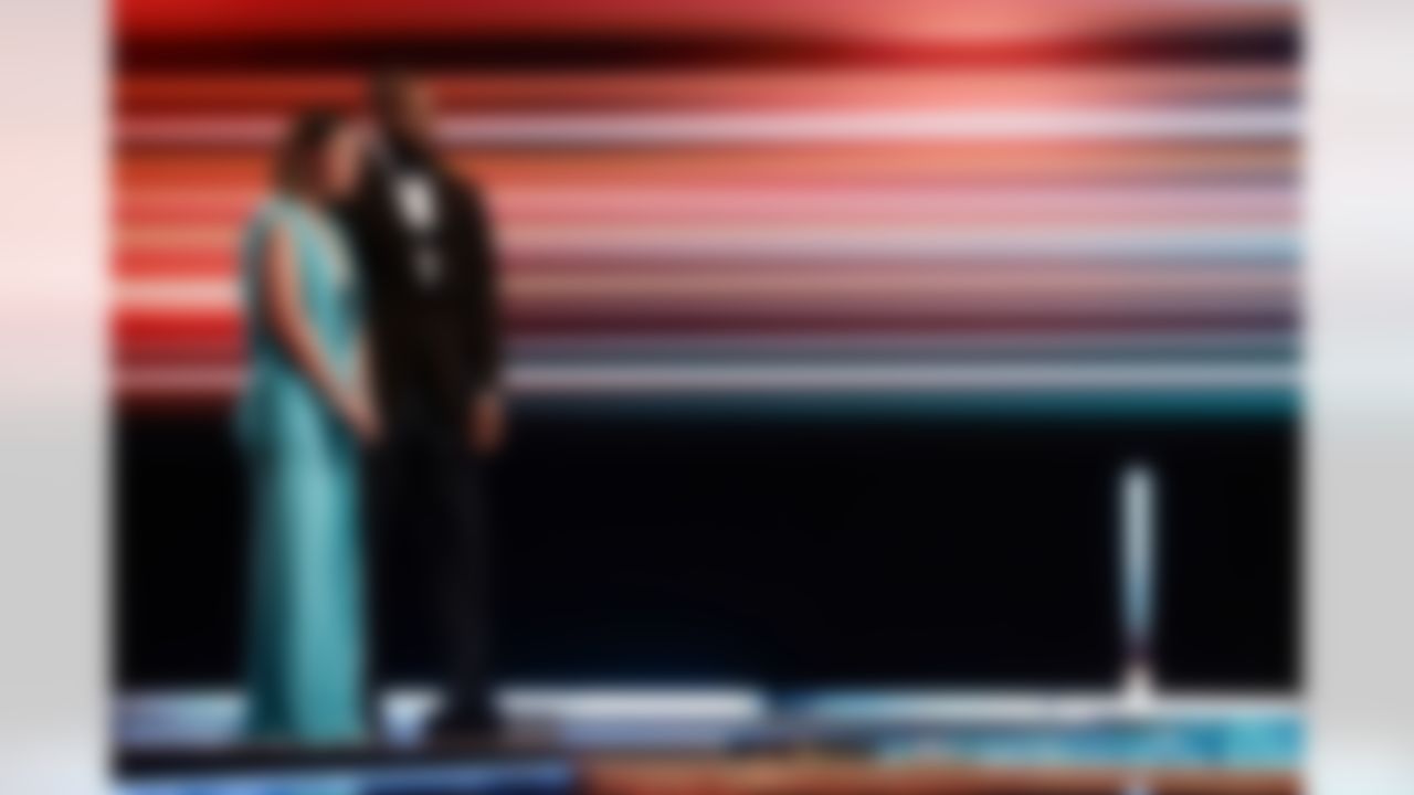 Madelyn Cline and Green Bay Packers defensive end Micah Parsons (1) present during the NFL Honors awards show on Thursday, February 5, 2026 in San Francisco, California. (Kathryn Riley/NFL)