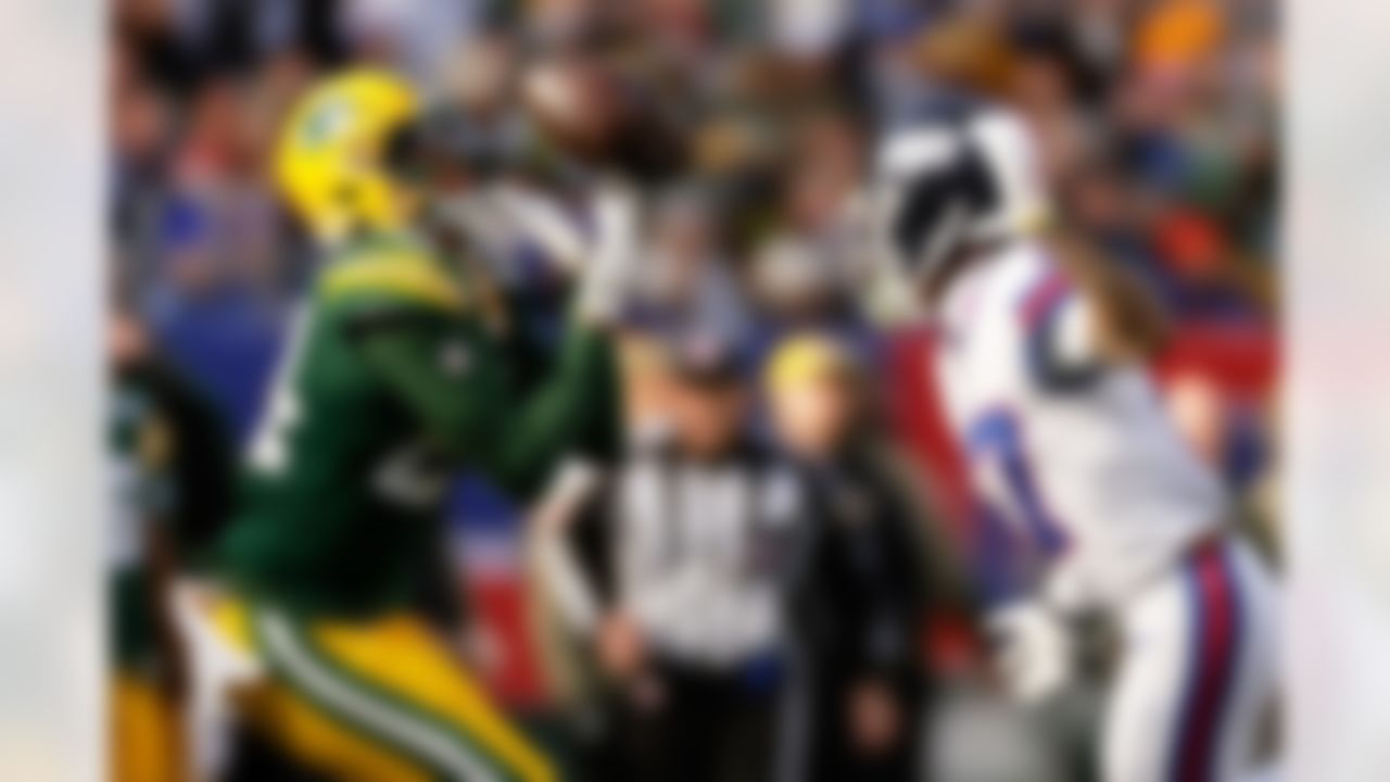 Green Bay Packers cornerback Carrington Valentine drops a potential interception in front of New York Giants wide receiever Wan'Dale Robinson during the first half of an NFL football game on Sunday, Nov. 16, 2025, in East Rutherford, N.J.