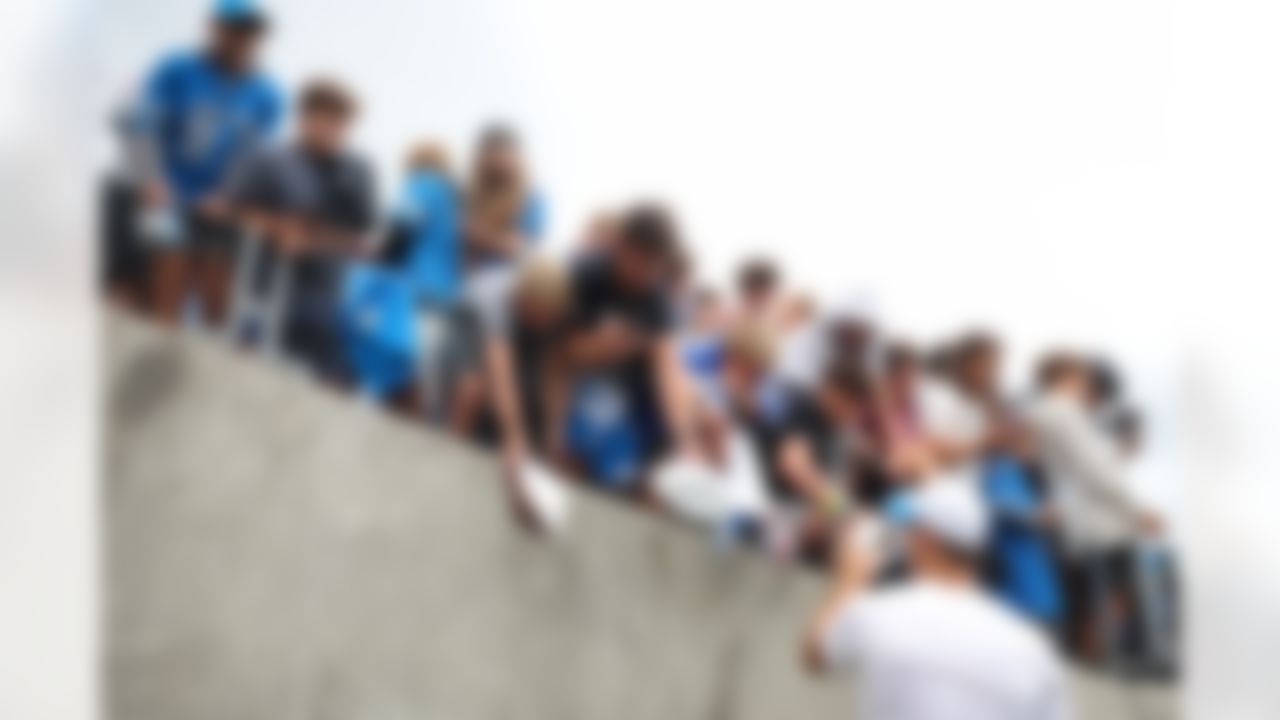 Detroit Lions tight end Sam LaPorta (87) signs autographs prior to an NFL football game against the Los Angeles Chargers on Thursday, July 31, 2025 in Canton, Ohio.