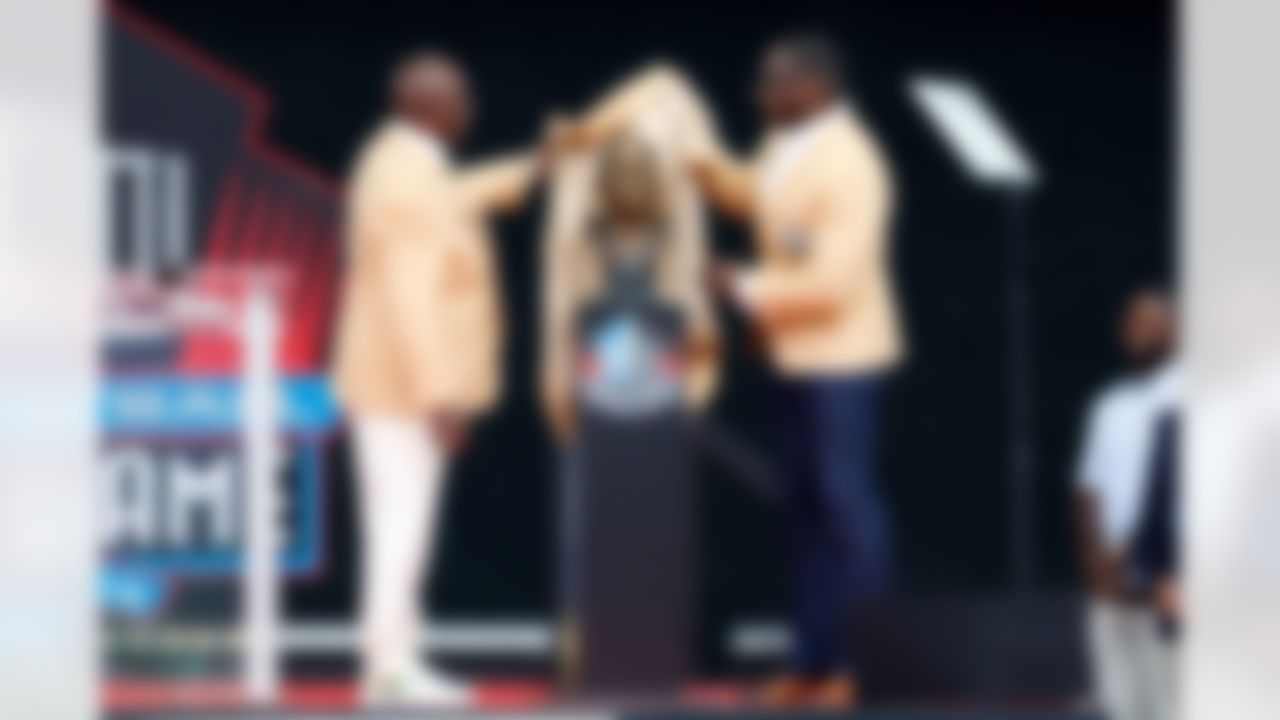 Hall of Fame inductees Sterling Sharpe unveils his Hall of Fame bust during the Pro Football Hall of Fame Class of 2025 Enshrinement Ceremony on Saturday, August 2, 2025 in Canton, Ohio.
