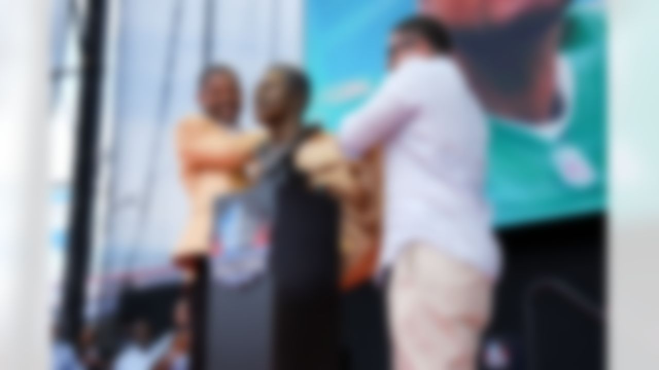 Hall of Fame inductee Eric Allen and his son, Austin Allen, unveil EricÕs Hall of Fame bust during the Pro Football Hall of Fame Class of 2025 Enshrinement Ceremony on Saturday, August 2, 2025 in Canton, Ohio.