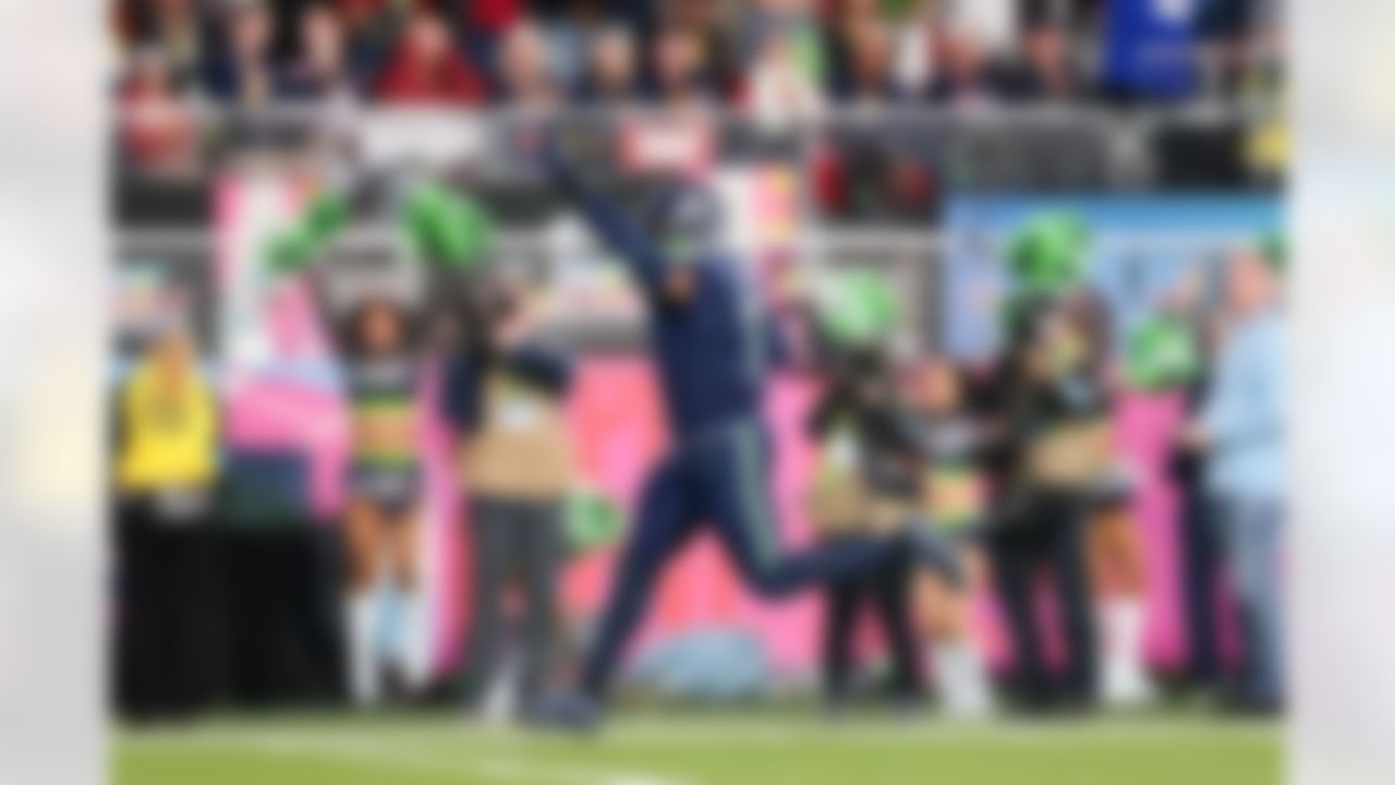 Seattle Seahawks linebacker Uchenna Nwosu (7) returns an interception for a touchdown during the NFL Super Bowl LX football game against the New England Patriots on Sunday, February 8, 2026 in Santa Clara, Calif.