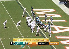 De'Von Achane caps 70-yard drive with 1-yard TD