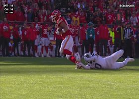 Travis Kelce secures a 17-yard pass from Mahomes as the first half comes to an end