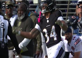 Keaton Mitchell takes toss along sideline for 25-yard run