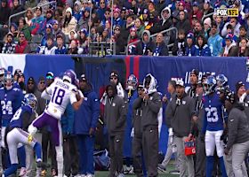 Justin Jefferson SNAGS contested sideline grab for 16 yards