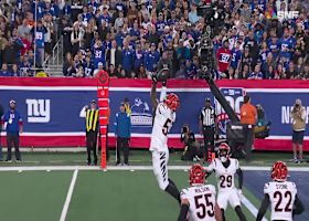 Pratt plucks leaping INT on Jones' throw under duress