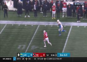 Everett has abnormal amount of open space during 26-yard catch and run