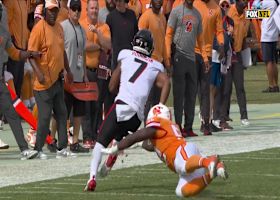 Bijan Robinson evades Bucs' defender on 10-yard swing pass to give ATL the first down