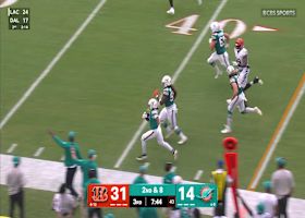 Jaylen Wright slips past defenders for 18-yard catch and run