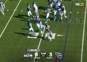 Kenneth Walker III picks up 10 yards with quick run to the outside