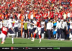 Can't-Miss Play: Mahomes and Perine burn Broncos for 35-yard gain via off-platform pass