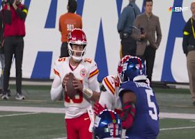 No-look pass alert! Mahomes' signature move yields 18-yard catch and run by Smith-Schuster