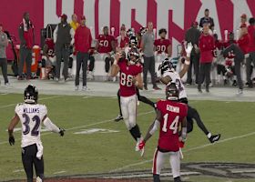 Cade Otton pins football to his pads for unusual one-handed catch