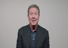 Dan Marino congratulates our 2024 Ultimate NFL International Fan of the Year