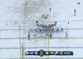 Elliott's drives 37-yard FG through the snow, extends Eagles' lead to 22-15 vs. Rams