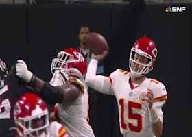 Mahomes dots Rashee Rice across field for 27-yard catch and run