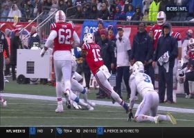 Elliott unleashes variety of moves on 23-yard pickup