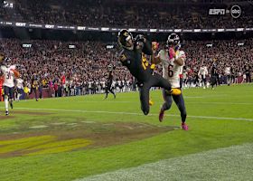 Chris Moore somehow knocks both knees down following 22-yard TD loft from Daniels