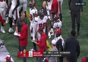 Bijan Robinson takes the push-pass sweep for 33 yards around the edge