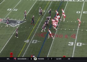Chiefs' perfectly-timed screen pass results in Edwards-Helaire's 48-yard catch and run