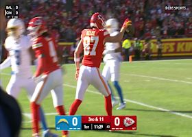 Travis Kelce scoops up Mahomes' 17-yard pass for first down