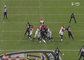 Roquan Smith detonates Mixon's pass-block attempt before forcing a throw-away