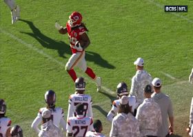 Kareem Hunt tightropes sideline for 26-yard pickup vs. Broncos