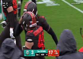 Carson Schwesinger throws Achane to the ground with fury for 3-yard loss