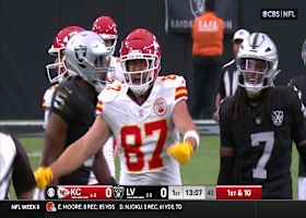 Travis Kelce pounds his chest like a drum after 25-yard catch vs. Raiders