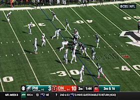 Hurts' 17-yard strike to A.J. Brown gives Eagles red zone access