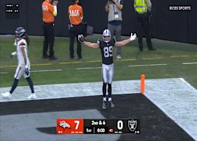 Brock Bowers sets his new single-season career high by snagging his sixth TD catch of 2025