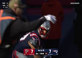 Drake Maye finds Hooper for a 20-yard gain