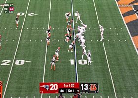 Henry rumbles for a 23-yard catch and run