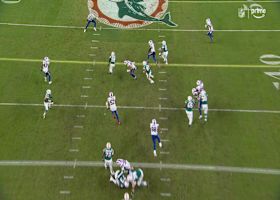 De'Von Achane hits open running lane for 17-yard burst