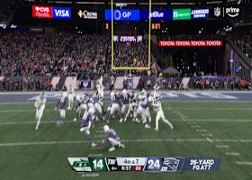 Andy Borregales chips in a 26-yard field goal vs. Jets