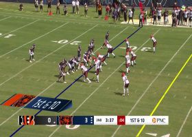 Khalil Herbert hits an open cutback lane for 21-yard pickup into Cincy territory