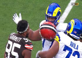 Alaric Jackson has priceless reaction as Myles Garrett's helmet gets stuck to his own